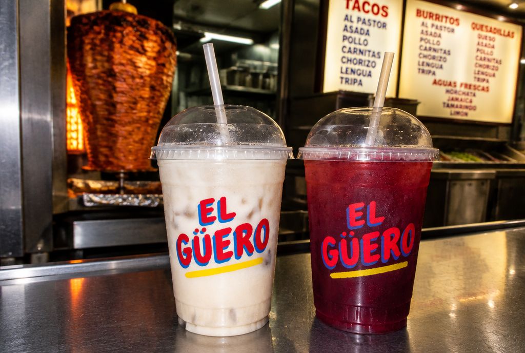 Vasos de agua fresca impresos con el nombre de una taquería / Agua fresca cups printed with a taquería's name