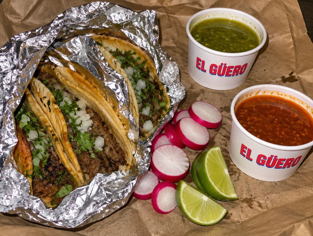 Salseros impresos en una orden para llevar / Printed salsa cups in a to-go order